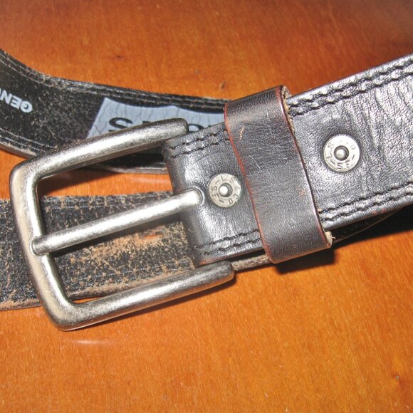 LeVI'S Vintage Black Genuine Leather Belt w Silvertone Metal Buckle Sz 36 - Picture 2 of 7